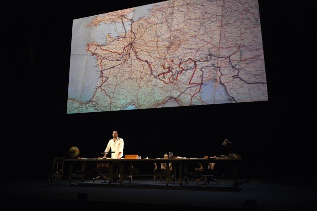 Le vieux monde derrière nous